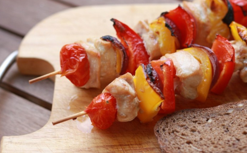 Kuřecí špízy s paprikou, cibulí a rajčaty
