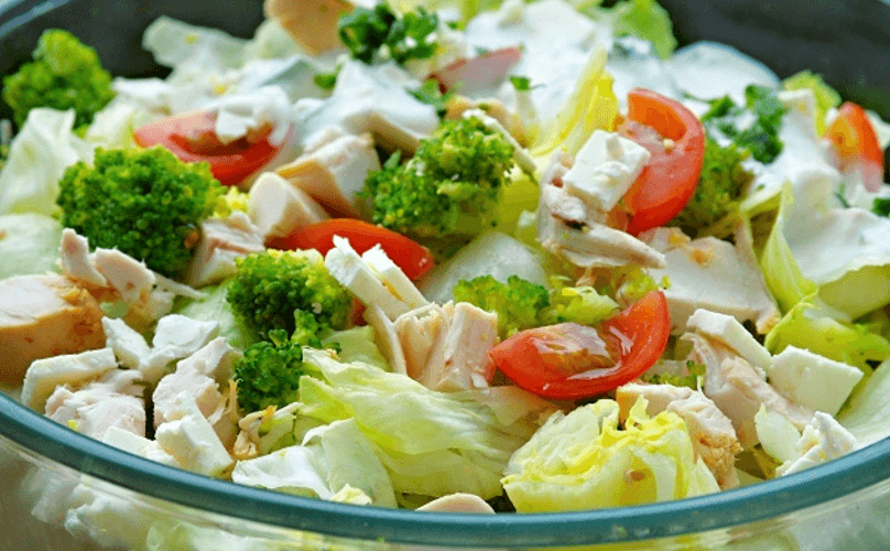 Brokolicový salát s kuřecím masem
