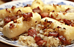 Bramborové šišky se zelím a uzeným