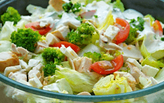 Brokolicový salát s kuřecím masem