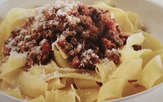 Ragú s širokými nudlemi